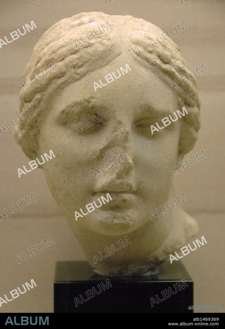 ARTE GRIEGO. SIGLO IV A. C. GRECIA. Cabeza en mármol de AFRODITA influenciada por el estilo del escultor Praxíteles. Museo Arqueológico de Olimpia. Provincia de Ilía. Región del Peloponeso. Grecia.