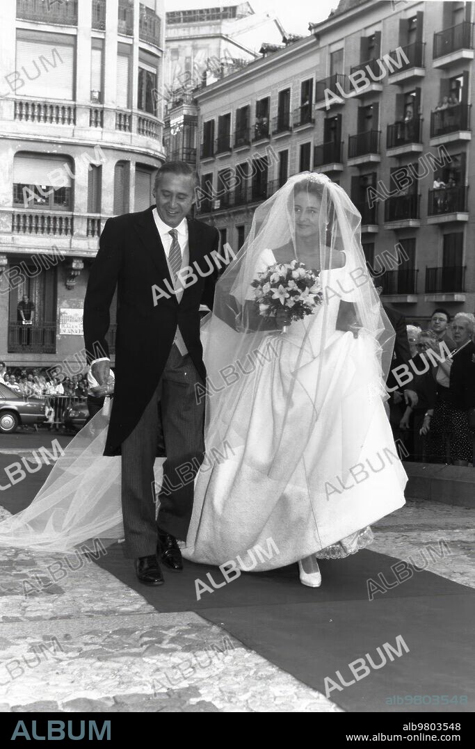 Julio 1993. Boda de Carla Royo-Villanova y el Príncipe Kubrat de Bulgaria en la Iglesia de Nuestra Señora de la Encarnación de Madrid. En la imagen la novia, que lució un traje diseñado por Lorenzo Caprile, del brazo de su padre.
