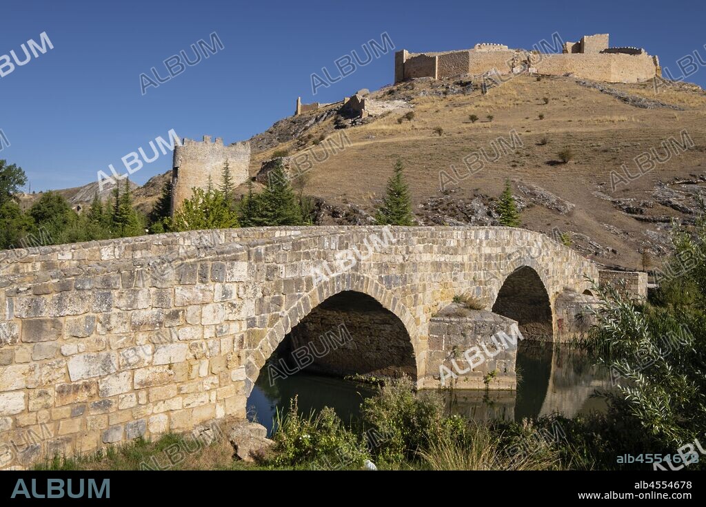 Puente romano sobre el río Ucero y castillo de Osma, El Burgo de Osma, Soria, comunidad autónoma de Castilla y León, Spain, Europe.