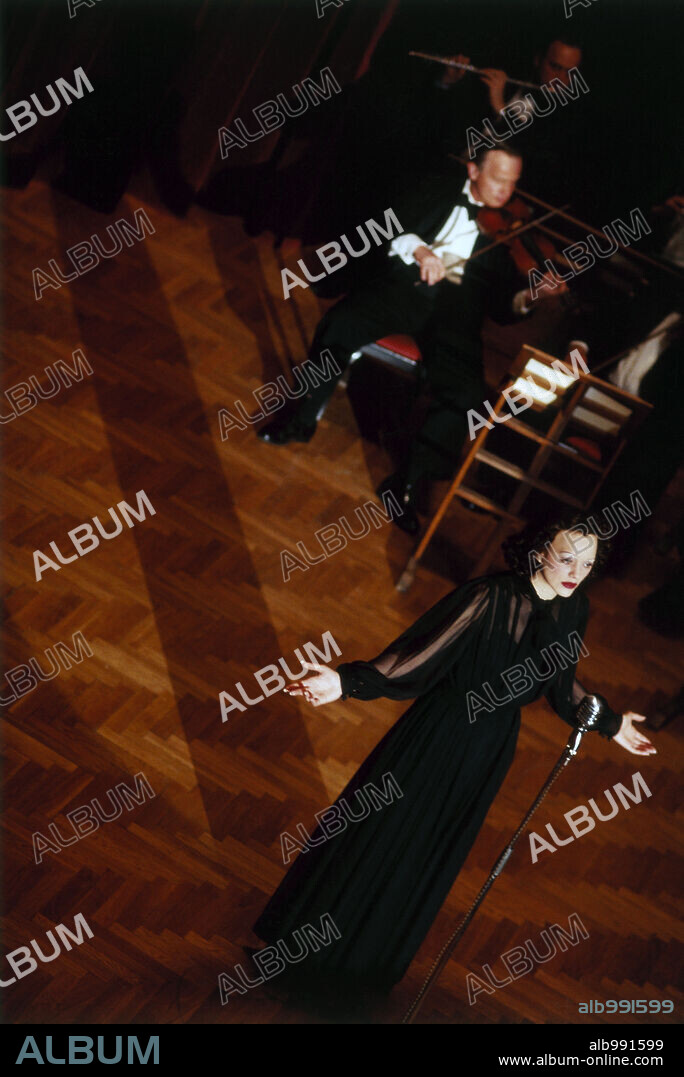 MARION COTILLARD en VIDA EN ROSA: LA VIDA EN ROSA: EDITH PIAF, 2007 (LA MOME), dirigida por OLIVIER DAHAN. Copyright LEGENDE/TF1 INTERNATIONAL/TF1 FILMS PRODUCTIONS/SONGBIRD PIC.