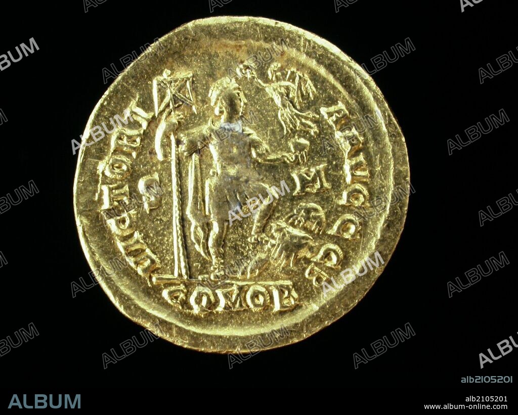 NUMISMATICA. MONEDA IMPERIO ROMANO. SOLIDO DE ORO, DE TEODOSIO. REVERSO. EMPERADOR A LA DERECHA DE PIE, LLEVANDO ESTANDARTE Y VICTORIA SOBRE UN GLOBO. A SUS PIES UN CAUTIVO.395 D.C. (DEPOSITO: MUSEO ARQUEOLOGICO NACIONAL).