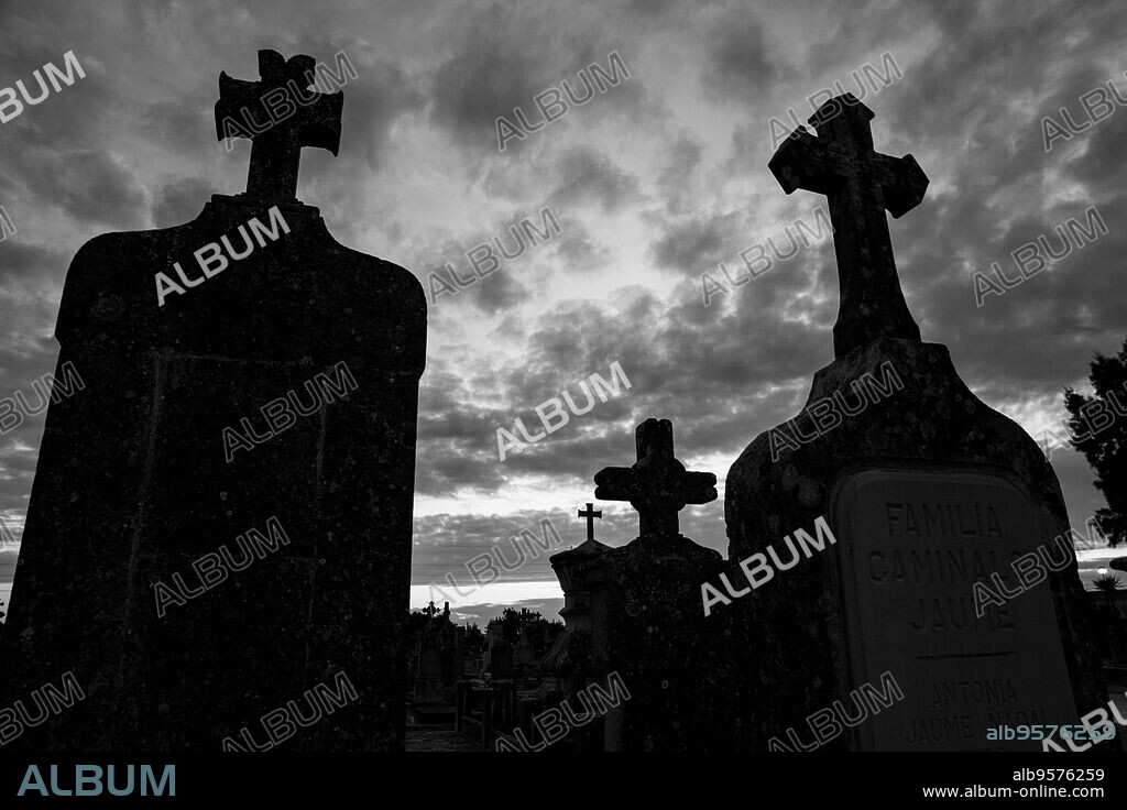 siluetas de cruces al atardecer, cementerio de llucmajor,Conmemoracion de los Fieles Difuntos, popularmente llamada Dia de Muertos o Dia de Difuntos, Mallorca, islas baleares, Spain.