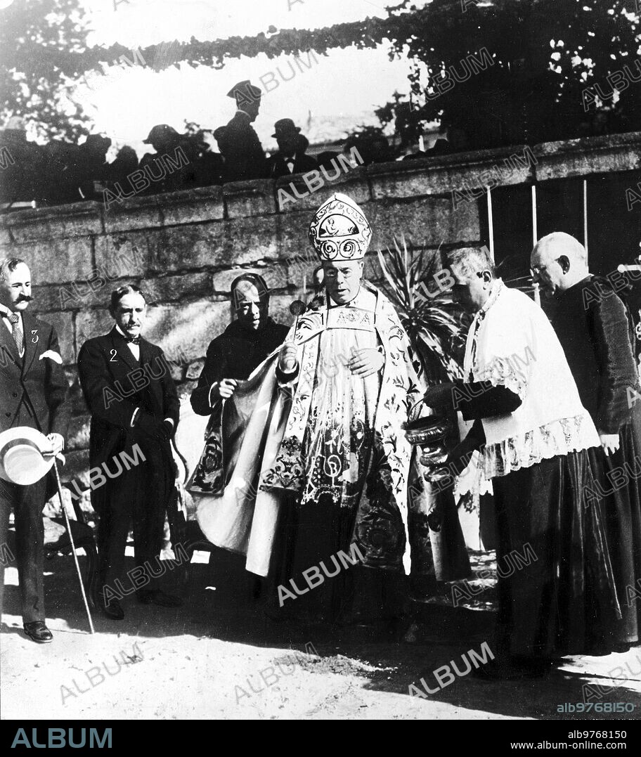 Julio 1923. Burgos. Las Obras de encauzamiento del Rio Arlanzon.
El cardenal Benlloch (1) con el ministro de Fomento, Sr. Gasset (2) y el alcalde Sr. Cuesta (3) en la bendición e inauguración de las Obras.
(foto Espiga).