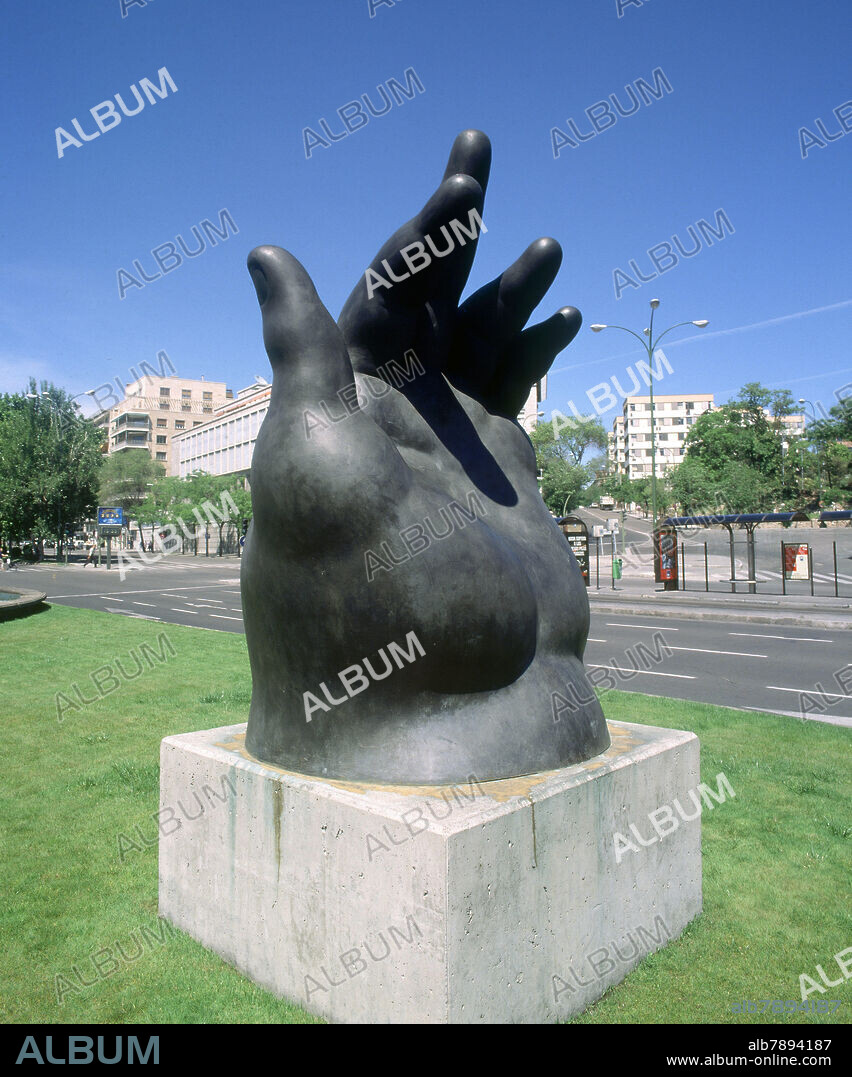 FERNANDO BOTERO ANGULO (1932-). PASEO DE LA CASTELLANA-ESCULTURA-MANO.