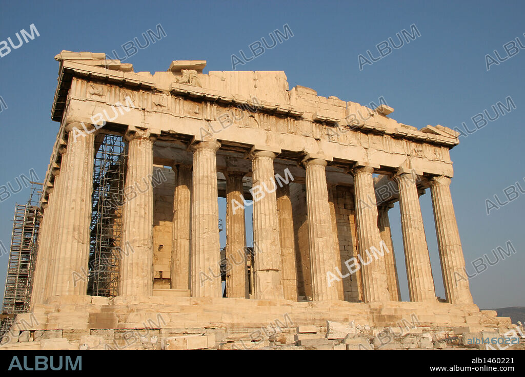 ARTE GRIEGO. PARTENON (447-438 a. C.). Templo dórico de mármol pentélico, construido bajo la dirección de los arquitectos Ictino y Calícrates, y ornado con esculturas de Fidias. Es el templo más representativo del arte clásico griego. ATENAS. Grecia.