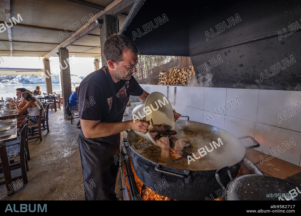 Bullit de peix, cocinado al fuego de leña, restaurante El Bigotes, Cala Mastella, Sant Carles, Municipio Santa Eulària des Riu, Ibiza, balearic islands, Spain.