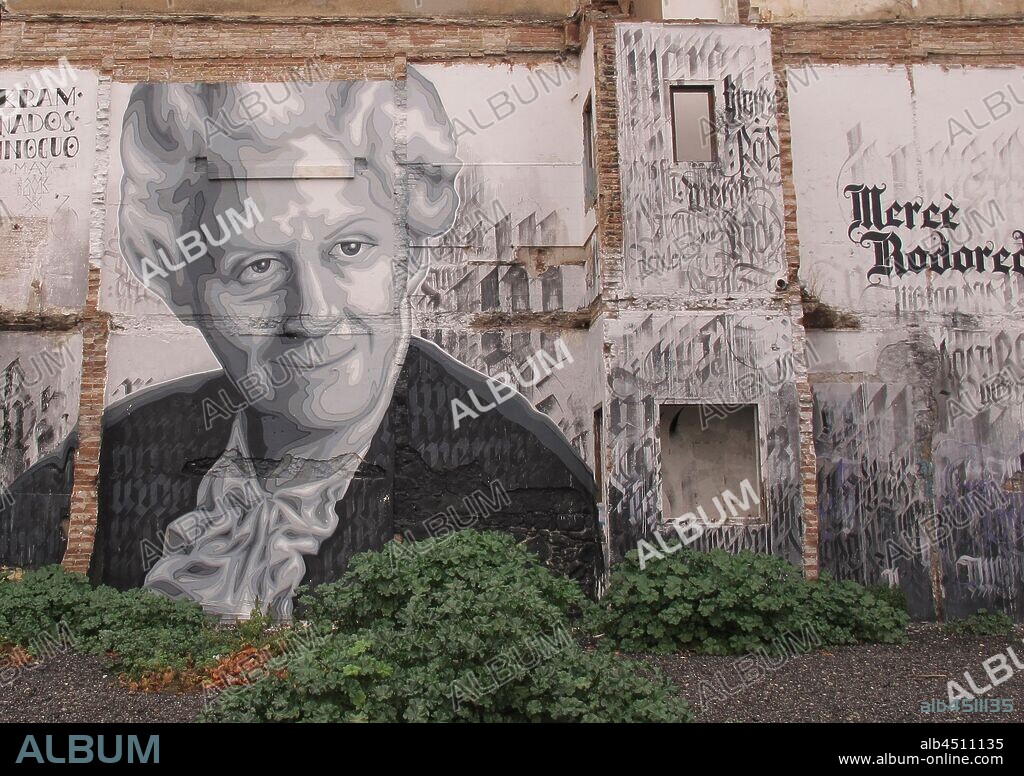 Retrato pictórico de Mercé Rodoreda sobre pared desgastada; graffiti mural, distrito Las Cortes, Barcelona, en 2014.