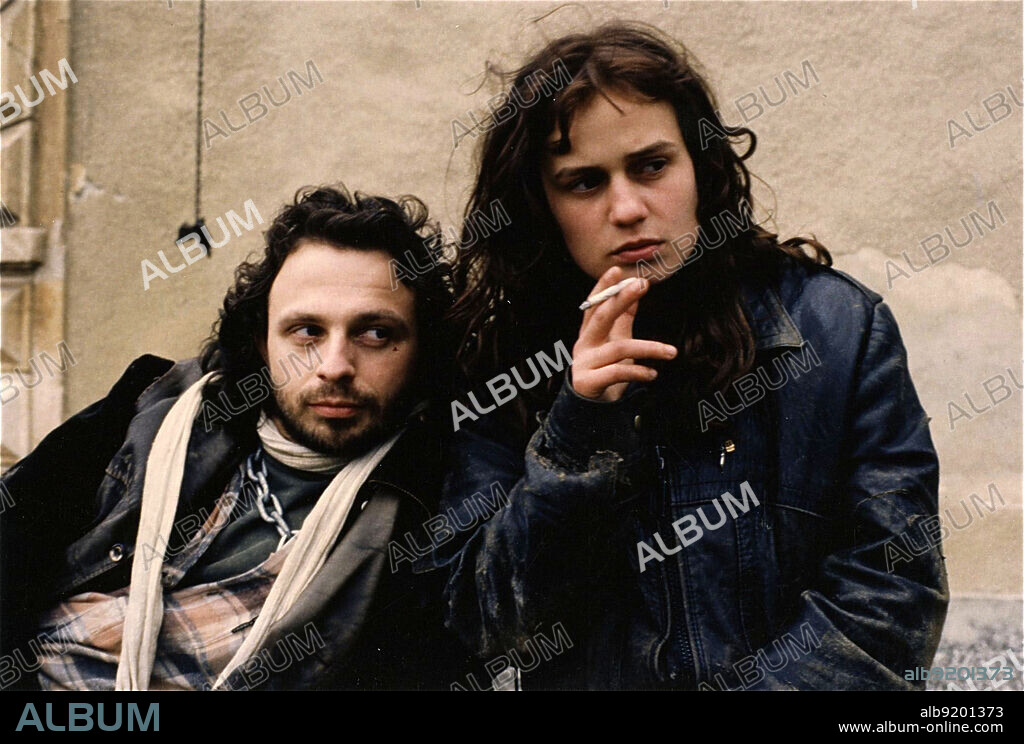 PATRICK LEPCINSKY and SANDRINE BONNAIRE in VAGABOND, 1985 (SANS TOIT NI LOI), directed by AGNES VARDA. Copyright Films A2 / Ciné Tamaris.