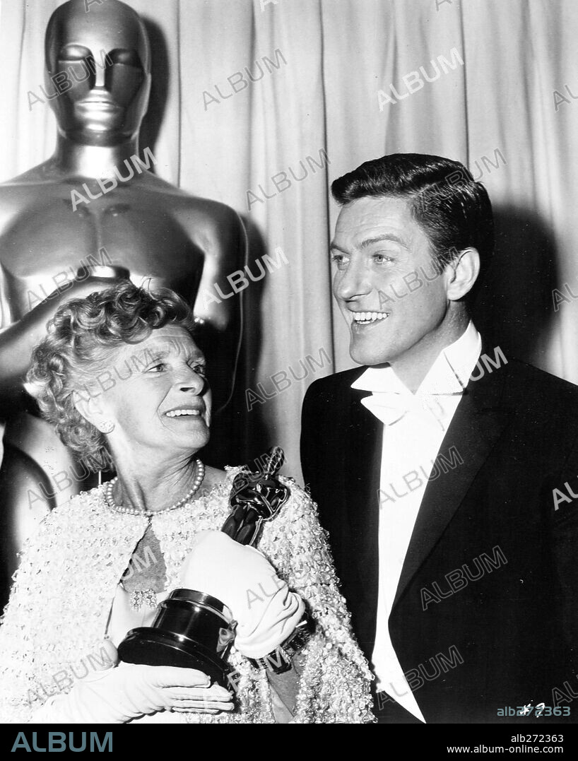 DAME GLADYS COOPER y DICK VAN DYKE. 37 Edición de los premios Oscar (1965). Gladys Cooper, nominada a actriz secundaria por "My Fair Lady", con Dick Van Dyke. 1965