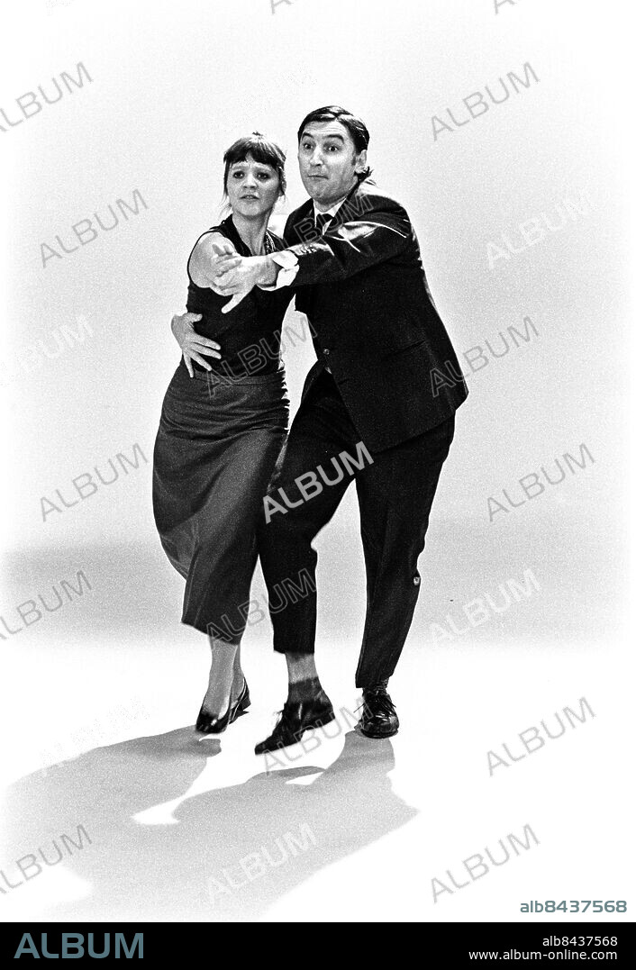 1973-10-25.. Inspelning av FEM MYROR ÄR FLER ÄN FYRA ELEFANTER. Barnprogram i TV.. Sänt första gången 1973-11-19.. Här ses Eva Remaeus och Magnus Härenstam i en dans.. Foto: Bo-Aje Mellin / RiR / SVT / Kod: 5600. Reportage publ. i RiR 47/73 sid. 8 och 55.. RiR 21027 sv/v neg.