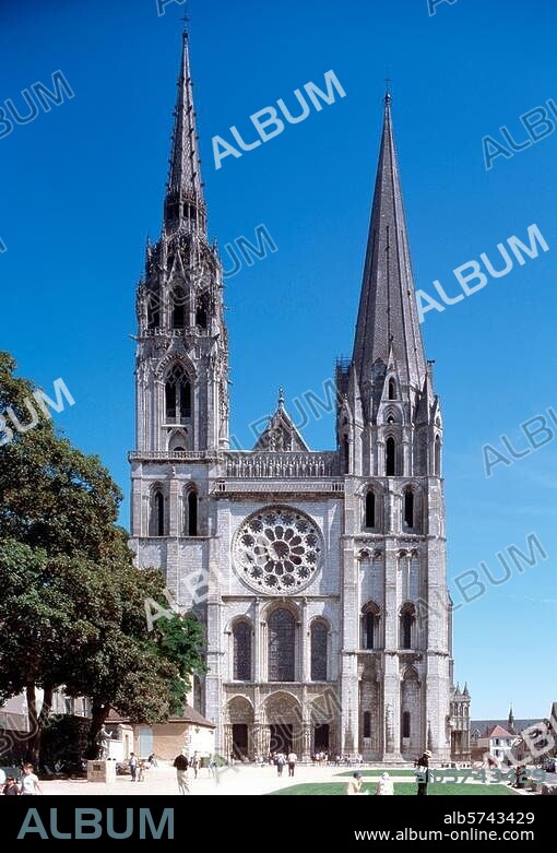 Chartres (Dép. Eure-et-Loir, Centre, France), cathedral / Cathédrale Notre-Dame (1134-1514; choir 1194-1221, transept after 1194 - ca. 1250, nave c. 1200-1220, west facade 1134-1514; World Heritage site). Exterior: view of the west facade. Photo.