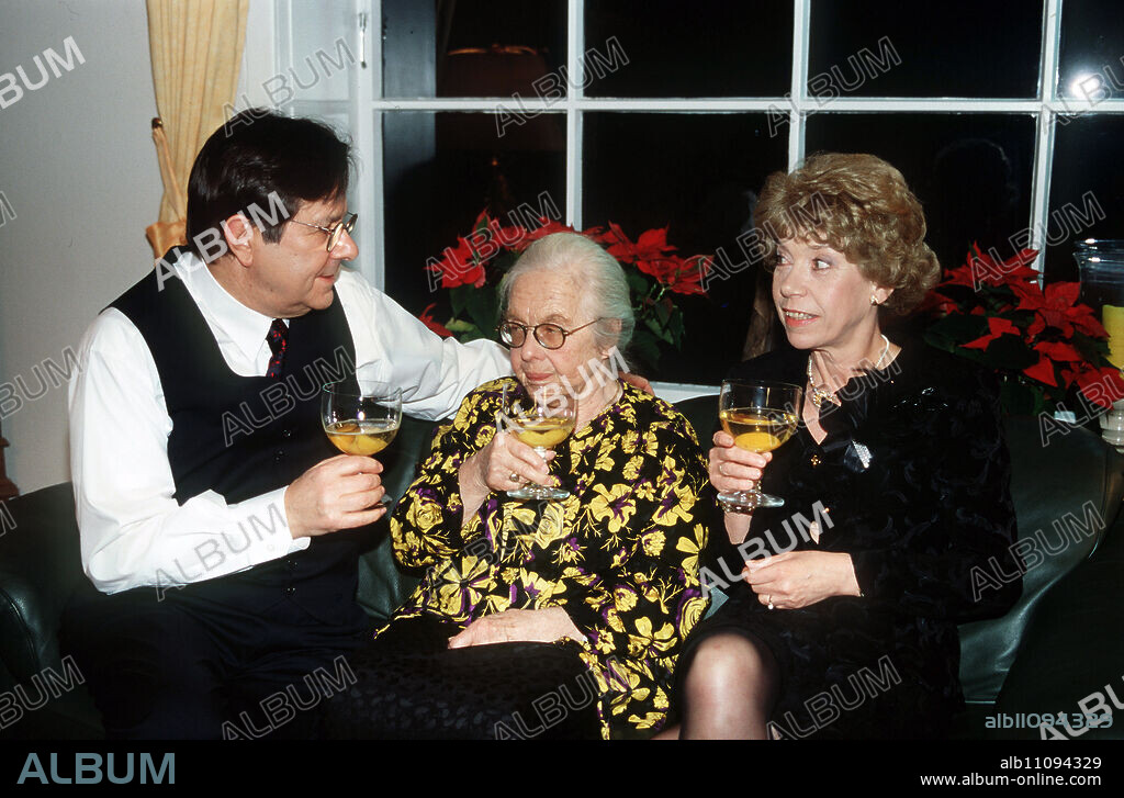 EVELYN HAMANN'S TALES FROM LIFE / Episode: Happy New Year / Trude Weissmanns (EVELYN HAMANN, right) wants to get the New Year's Eve party in the right mood. But she doesn't really manage to infect the rest of the family with her cheerfulness, despite various joke items. The closer the New Year gets, the more discord in the house becomes. Scene with Grandma (GERDA GMELIN) and Werner (GERD BALTUS) / C42147--1-50339 / Headline: EVELYN HAMANN'S TALES FROM LIFE / D 1999.
