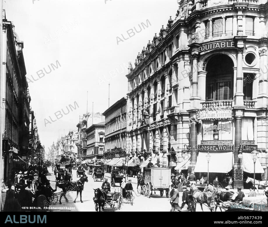 Berlin-Mitte, Friedrichstraße. "Berlin. Friedrichstrasse". (Blick von der Kreuzung Leipziger Straße in die Friedrichstraße nach Norden; rechts das Gebäude der New Yorker Lebensversicherung Equitable, erb. 1887/89; Arch.: Karl Schäfer). Photographie, undat., um 1900, von Lucien Lévy.