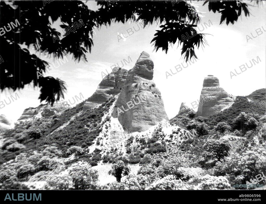 Octubre 1969. El Bierzo. Las Médulas. Yacimientos Auríferos de la época romana.