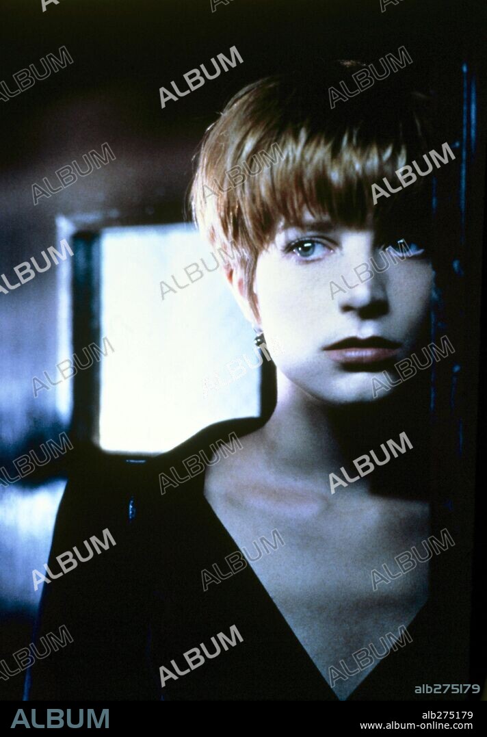 BRIDGET FONDA en MUJER BLANCA SOLTERA BUSCA, 1992 (SINGLE WHITE FEMALE), dirigida por BARBET SCHROEDER. Copyright COLUMBIA TRI STAR.