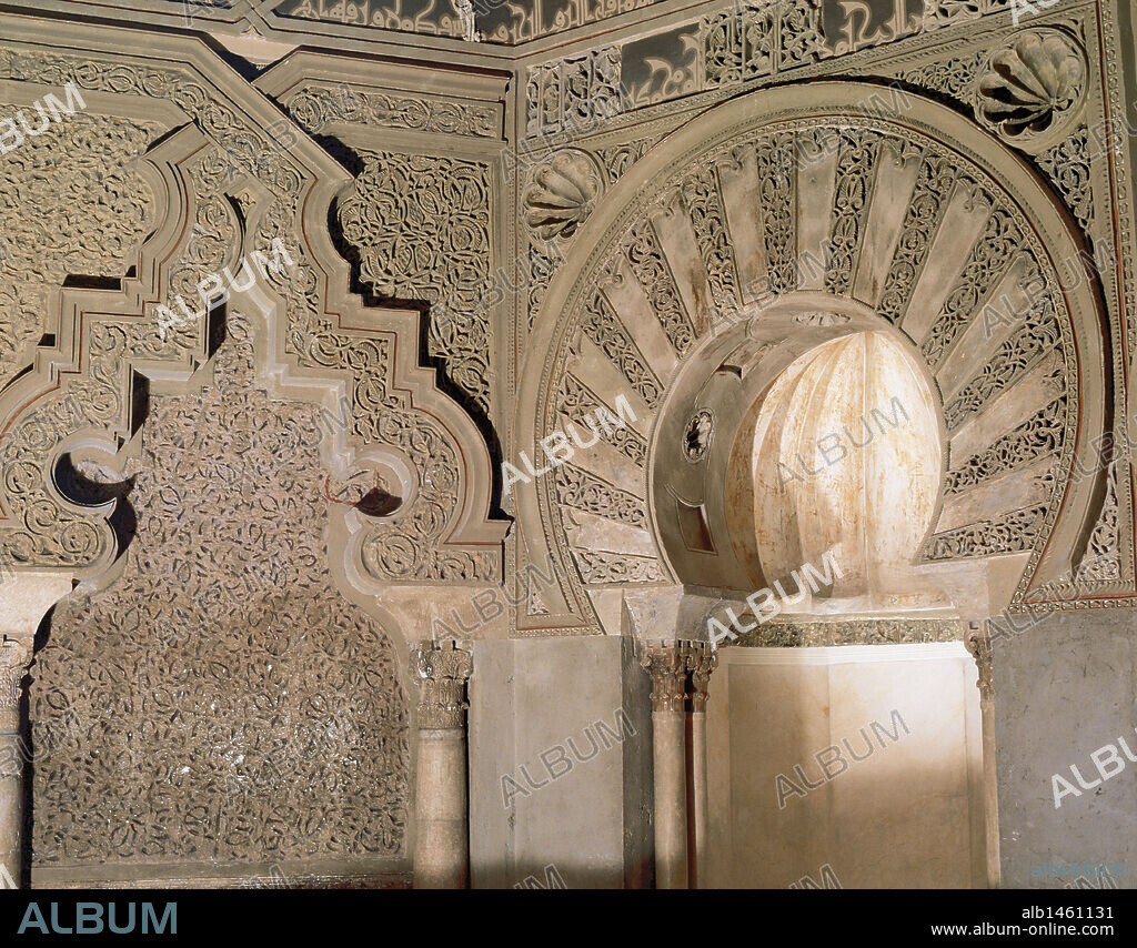 ARTE ISLAMICO. ESPAÑA. PALACIO DE LA ALJAFERIA. Construído en el siglo XI, bajo el reinado de Aben-Alfage; quinta de recreo de los reyes de taifas de Zaragoza. Detalle del nicho del Mihrab de la mezquita, con arco de herradura. ZARAGOZA. Aragón.