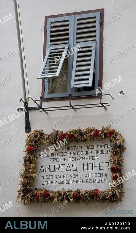 Neumarkt-Egna (Trentino-Südtirol, Italien), Andreas-Hofer-Haus, Laubengasse (16.Jh., hier wurde der Freiheitskämpfer Andreas Hofer in der Nacht vom 30. auf den 31. Januar 1810 gefangen gehalten).-Teilansicht der Fassade mit Gedenktafel.-Foto, 2009.