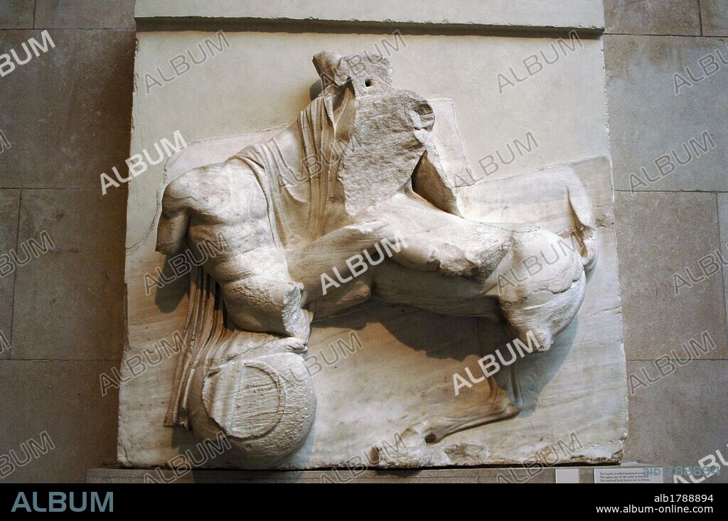 ARTE GRIEGO. GRECIA. PARTENON (447-438 a. C). Templo dórico de mármol pentélico, construido bajo la dirección de los arquitectos ICTINO y CALICRATES, y ornado con esculturas de Fidias. LAPITA LUCHANDO CON UN CENTAURO Y RODANDO SOBRE UNA TINAJA DE AGUA. Metopa Sur IX. Museo Británico. Londres. Inglaterra. Reino Unido.