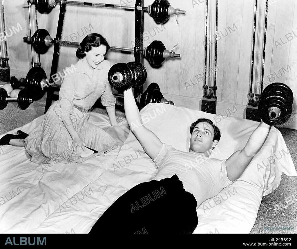 MARLON BRANDO y TERESA WRIGHT en HOMBRES, 1950 (THE MEN), dirigida por FRED ZINNEMANN. Copyright UNITED ARTISTS.