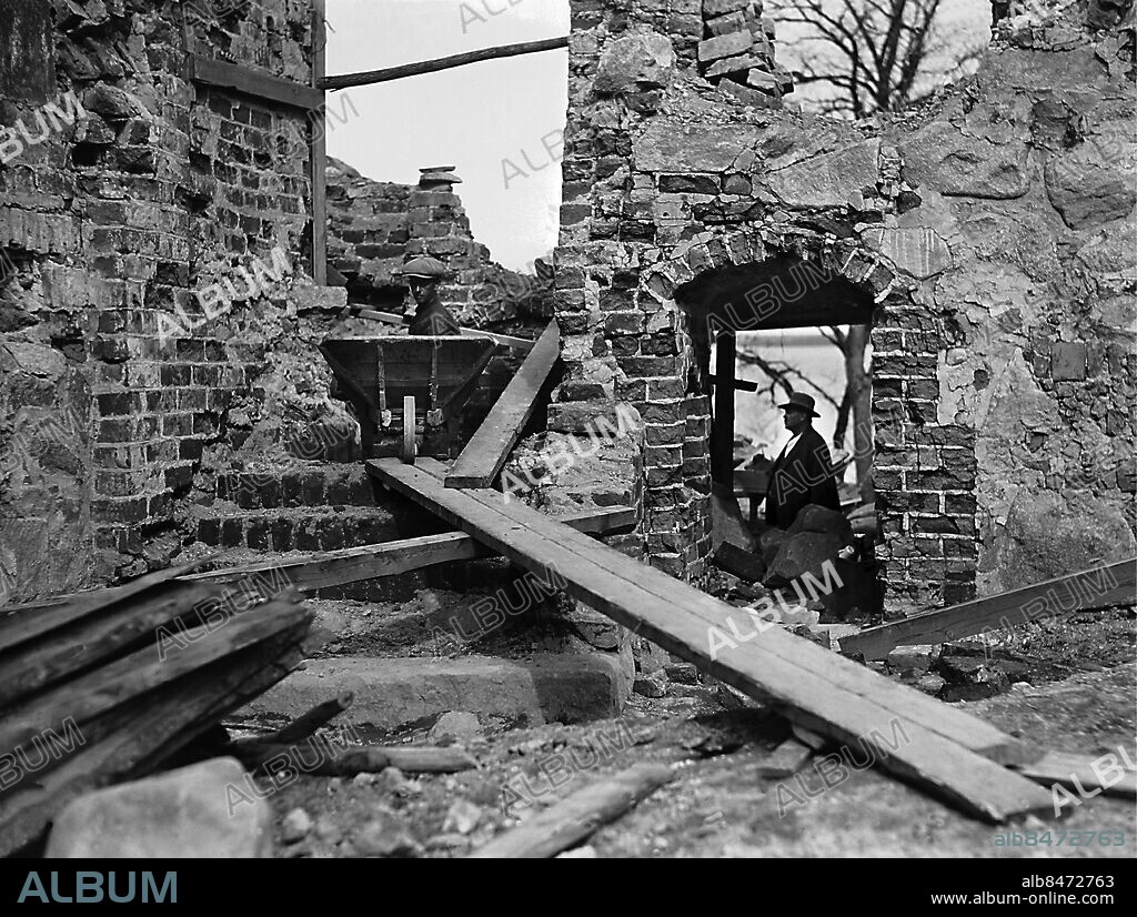 ARKIV 1934 . Utgrävningar och konservering av Mörby slottsruin i Uppland. Slottet är känt sedan 1380-talet och ägdes från mitten av 1400-talet av ätten Oxenstierna. 1729 såldes det till Arvid Horn som lät föra bort koppartaket. Slottet som redan då var förfallet övergavs och förfallet fortsatte. På 30-talet påbörjades en restaurering av ruinerna.. Restoration of Mörby Castle.. Foto: TT / Kod 1900.