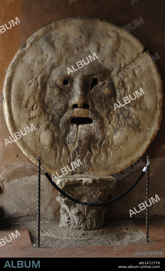 ARTE ROMANO. ITALIA. BOCCA DELLA VERITA (BOCA DE LA VERDAD). Antigua escultura de mármol fechada hacia el siglo I, cuya boca mordía, según la leyenda, a quienes mentían. Iglesia de Santa María in Cosmedin. (El Aventino). Roma.
