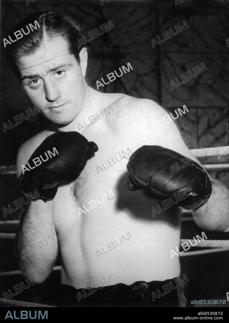 Orig. bildtext... SWEDISH HEAVYWEIGHT BOXER IN LONDON. The Swedish Heavyweight Boxer, Olle Tandberg is now training in the West End of London for his forthcoming fight with Eddie Phillips at the Albert Hall. He hopes to have an opportunity of meeting the British champion Woodcock. O.P.S. Olle Tandberg photographed on his arrival at Croydon today. Anm. O Tandberg, 1918-1996, boxare i tungvikt, proffs 1941-1949 persons: Olle Tandberg sites: LONDON ;STORBRITANNIEN ;SVERIGE*.