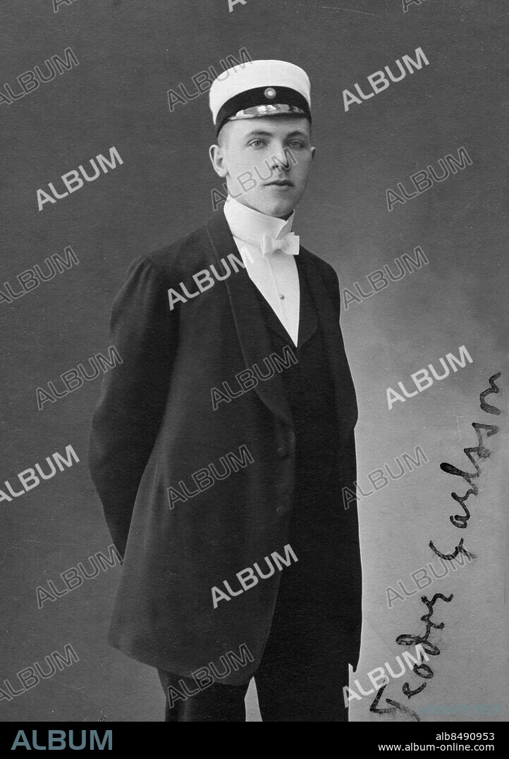SÖDERTÄLJE omkring 1900.. STUDENT KRING SEKELSKIFTET Not. Teodor Karlsson Fotograf: K.E.Lilius, Storgatan 14, Södertälje. Studentmössor Kostymer Ateljéfoto sites: SÖDERTÄLJE;SVERIGE.