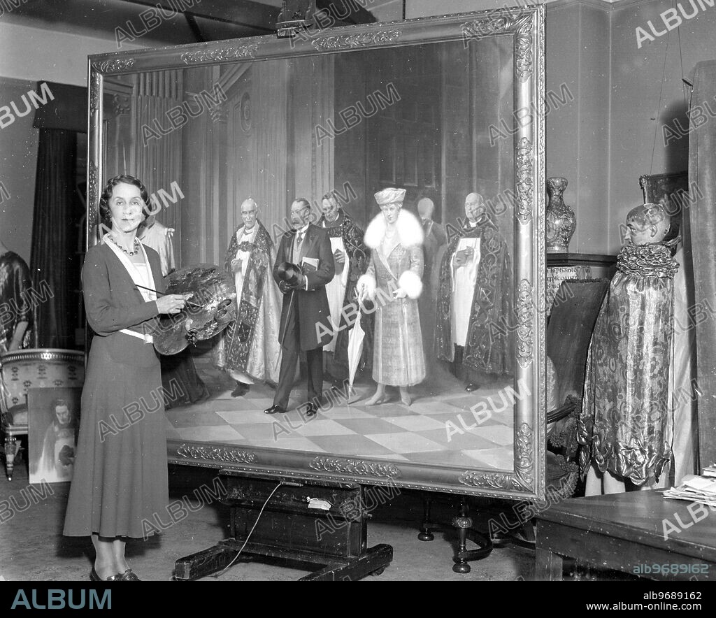 Miss Margaret Lindsay - Williams , the Welsh Lady Artist , who is seen at work on her painting of the King and Queen leaving after the re - opening of St Paul's Cathedral . The Painting is being presented to the Cathedral by Lord Riddell . 30 November 1932.