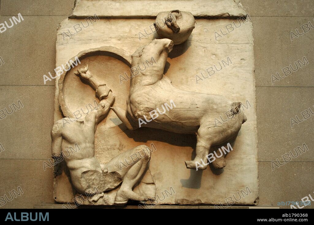 ARTE GRIEGO. METOPA DEL LADO SUR DEL PARTENON (s. V a. C.). CENTAURO Y LAPITA. Metopa IV. Museo Británico. Londres. Inglaterra. Reino Unido.