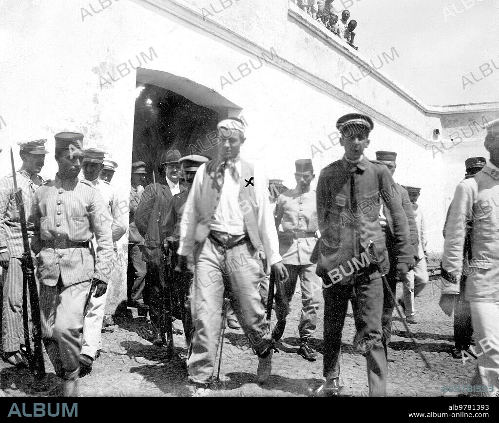 August 1909. Dramatic execution in Ceuta. The prisoner of death José Cano Vicente (A) "Tomates", led to the torture in which act he escaped by throwing himself over the wall where he tried to escape, saving a height of ten meters and being killed by the shots of the soldiers of the picket escorting him. Photo JM de Escauriaza, Ceuta.