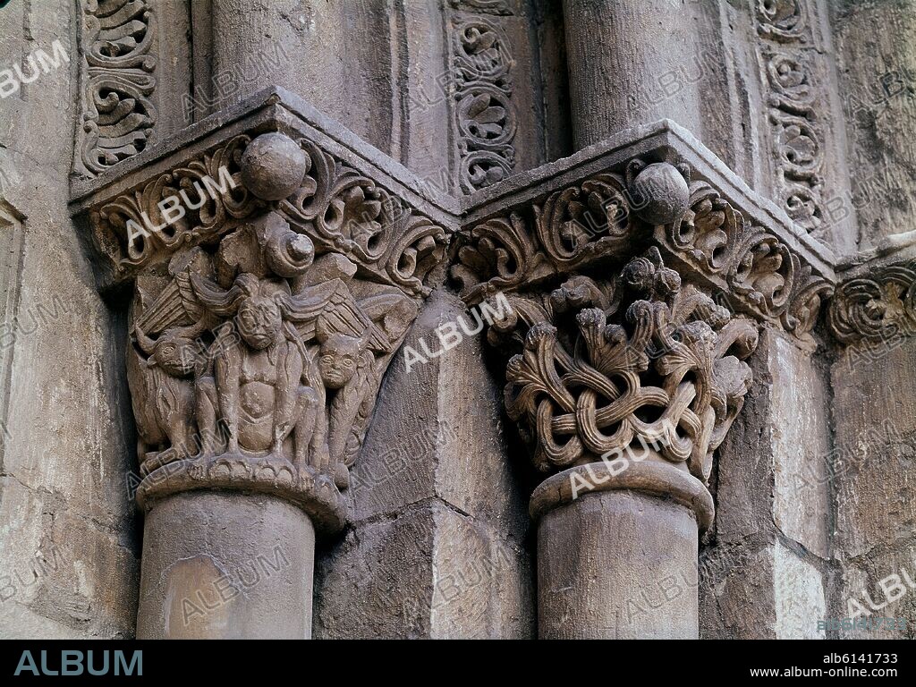 PUERTA DEL CORDERO-CAPITELES.