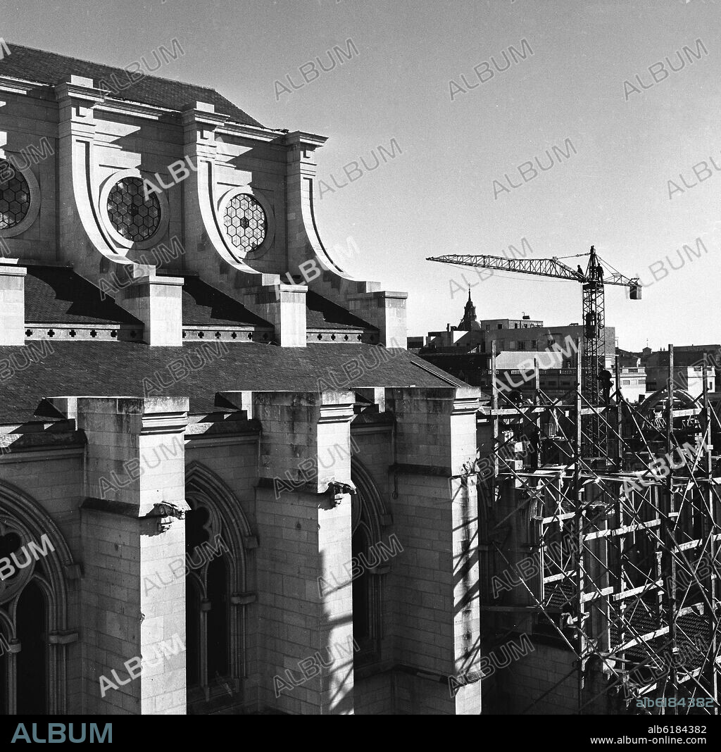 FERNANDO CHUECA GOITIA Y CARLOS ISIDRO DE LA PUERT. CATEDRAL DE LA ALMUDENA EN OBRAS - FOTOGRAFIA EN BLANCO Y NEGRO - AÑOS 60.