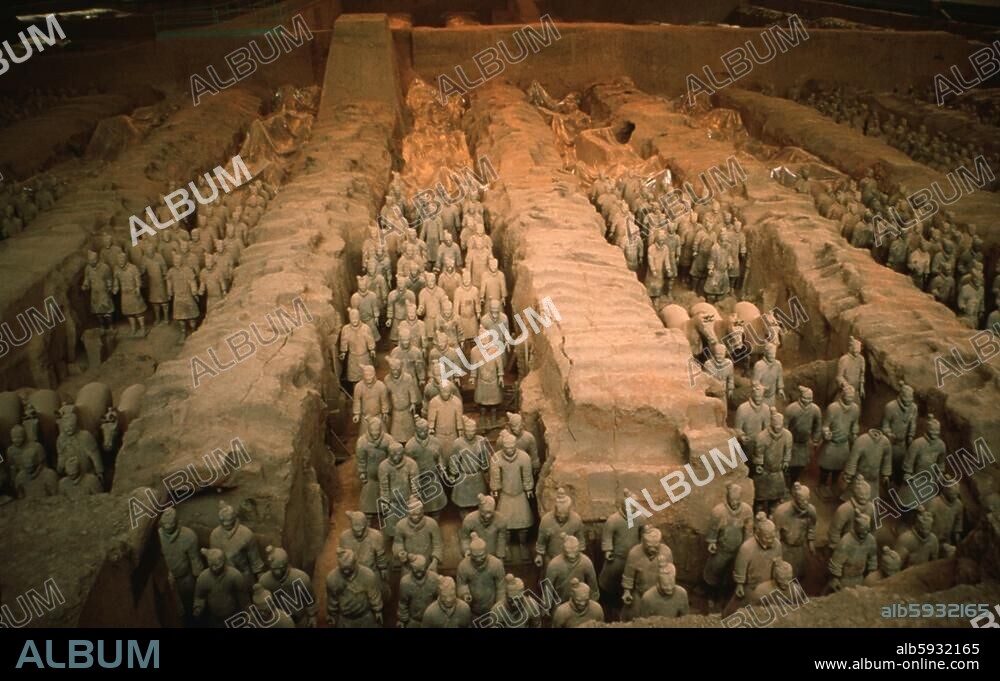 Mausoleum von Qin Shi Huangdi (erster Zentralherrscher Chinas, 221 - 210 v. Chr., König von Qin seit 246 v. Chr.). Terrakotta-Statuen von Soldaten seiner Armee in Lebensgröße. bei Lintong, östlich Xi'an (China, Shaanxi). Lintong, Shaanxi, China.