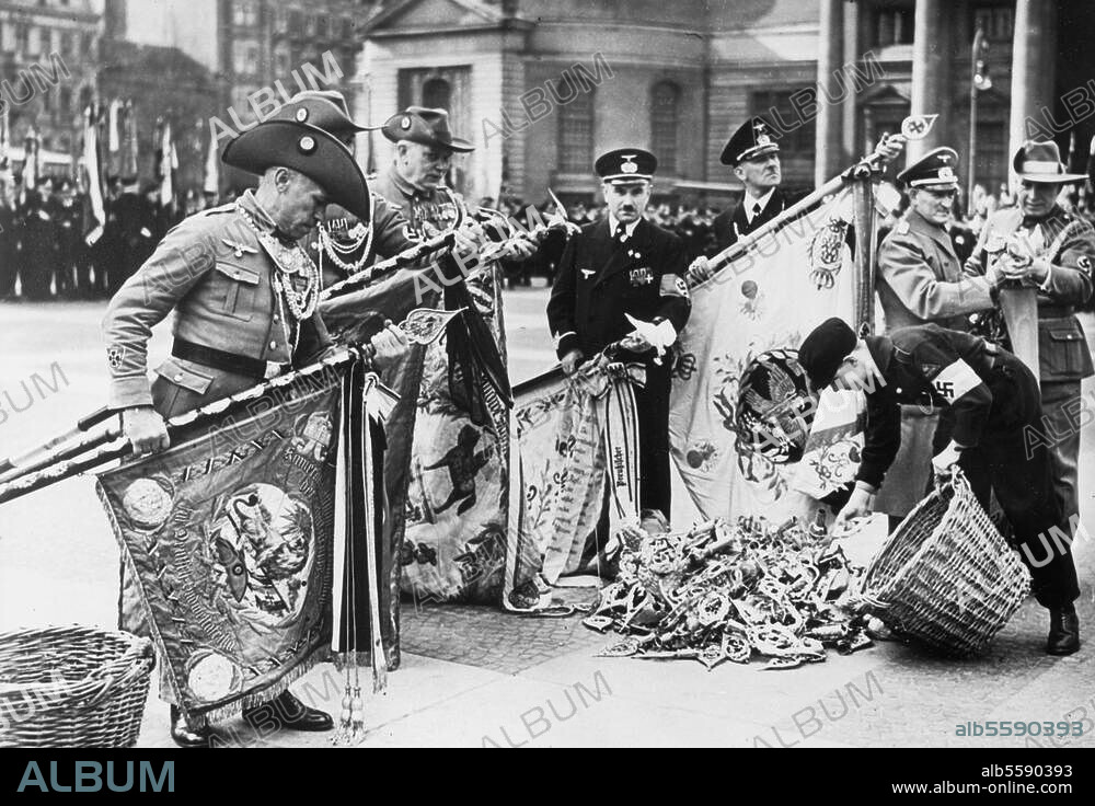 2. Weltkrieg 1939-45. Metallspende des deutschen Volkes. Berliner Kriegerverbände des Reichskriegerbundes spenden in einer Feierstunde auf Gendarmenmarkt die Fahnenspitzen. Foto, 19. März 1940.