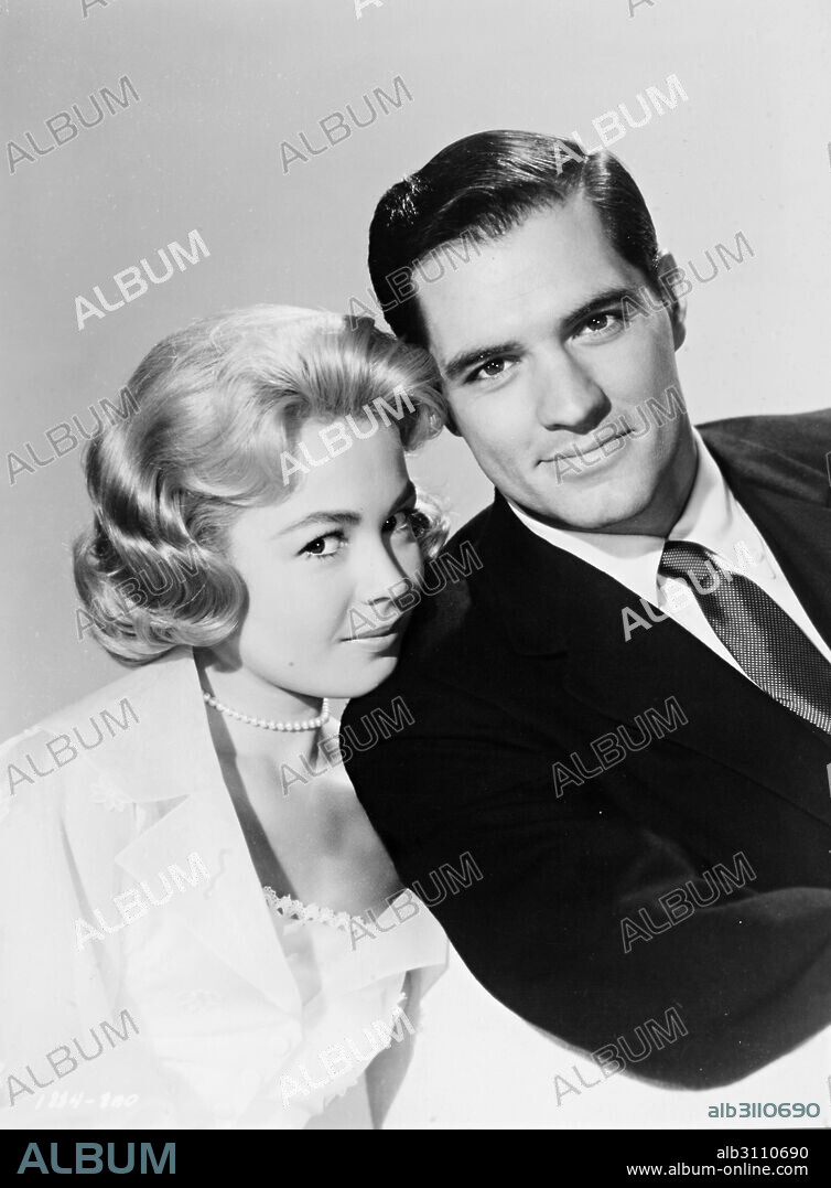 JOHN GAVIN and SANDRA DEE in IMITATION OF LIFE, 1959, directed by DOUGLAS SIRK. Copyright UNIVERSAL PICTURES.