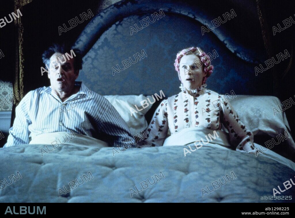 GLENN CLOSE and JACK NICHOLSON in MARS ATTACKS!, 1996, directed by TIM BURTON. Copyright WARNER BROTHERS.
