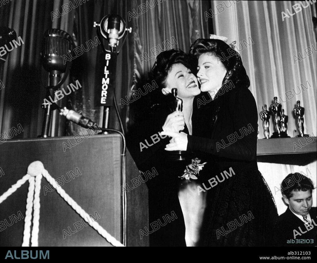 GINGER ROGERS and JOAN FONTAINE. 14th Academy Awards / 1942. 
Ginger Rogers with Joan Fontaine, winner of the best actress award for "Suspicion". 1942