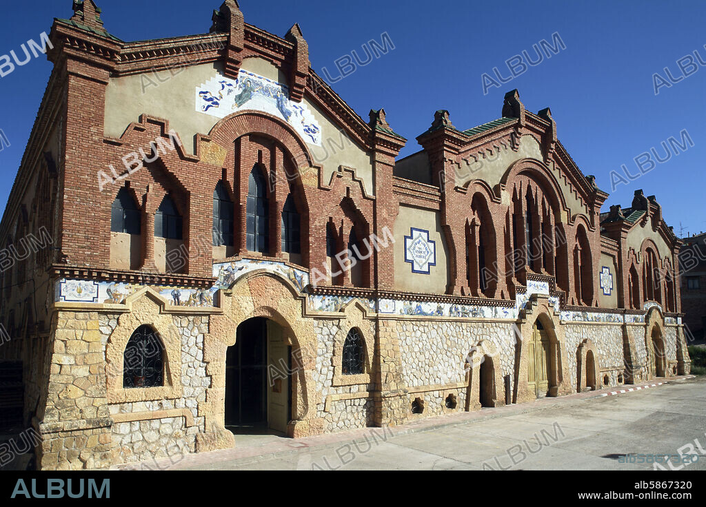 El Pinell de Brai; Celler Cooperatiu / Bodega - Cooperativa vinícola obra de César Martinell (modernista); considerada la "Catedral del Vino".