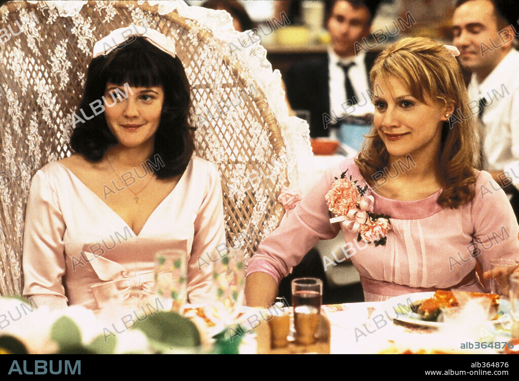 BRITTANY MURPHY and DREW BARRYMORE in RIDING IN CARS WITH BOYS, 2001, directed by PENNY MARSHALL. Copyright FLOWER FILMS/GRACIE FILMS/PARKWAY PRODUCTIONS / SCHWARTZ, ANDREW.