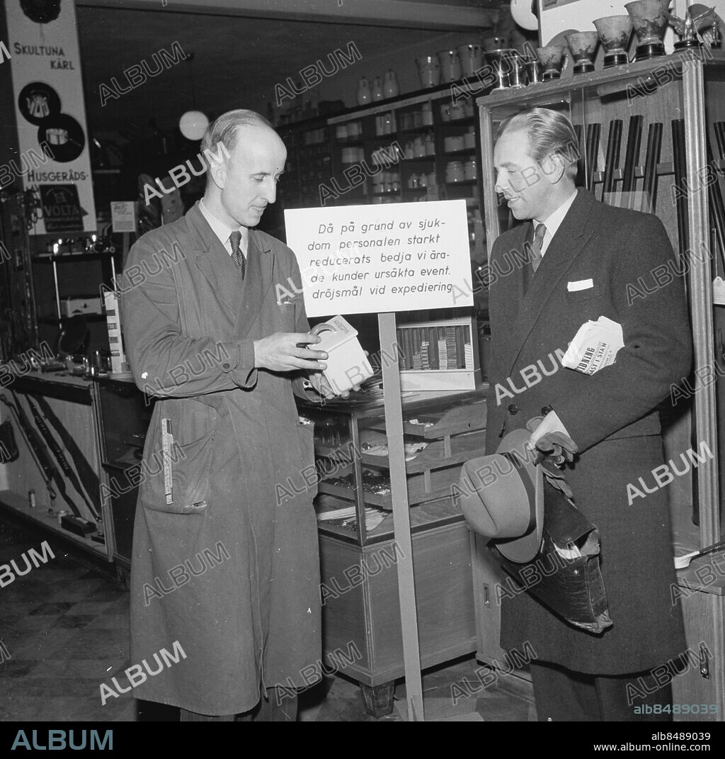 Influensan grasserar i Göteborg. På Fraenkel & Hedenbergs järnaffär har man satt upp en skylt som ber om ursäkt för sin för tillfället fåtaliga personal. Februari 1946. *** Local Caption *** GP. KAMERAREPORTAGE.