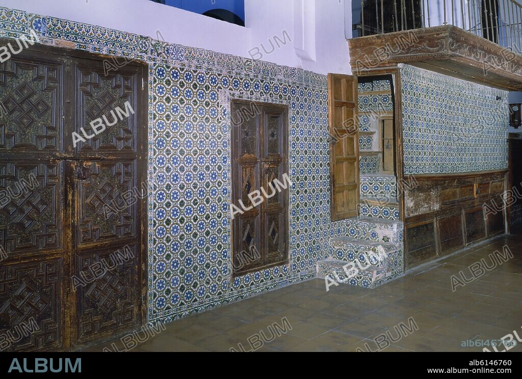 CERRAMIENTO DEL CORO Y ESCALERA DE LA TRIBUNA CON AZULEJOS MORISCOS DE ARISTA Y ALIZARES DE CUERDA SECA - SIGLO XVI.