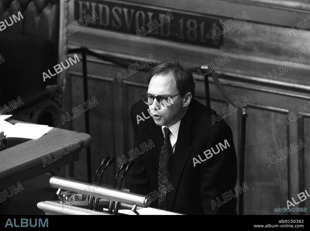 Oslo 1991-11-22 Aps Finasn political spokesman Karl Eirik Schjøtt-Pedersen took greatly, from the Storting's pulpit during the debate on the bank crisis packages. Photo: Morten Holm / NTB / NTB.