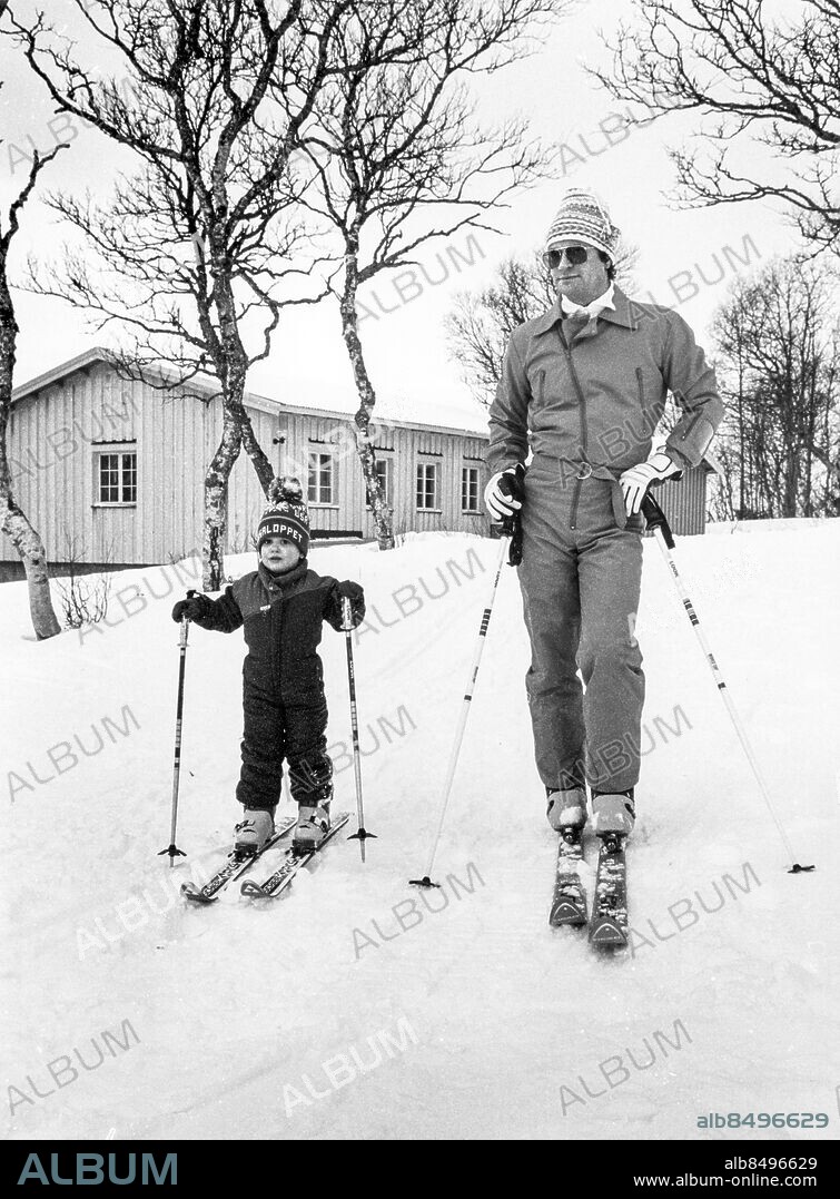 ARKIV 80-TAL. Prins Carl Philip och kung Carl XVI Gustaf på sina utförsåkningsskidor. Troligen vid kungafamiljens vinterviste i Storlien under 80-talets första hälft.. Foto: Jan Collsiöö / TT / Kod: 1001.