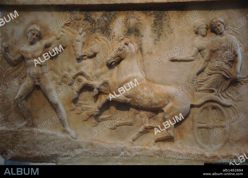 ARTE GRIEGO. S. V. GRECIA. AMPHIGLYPHON votivo en mármol pentélico con un relieve que representa el RAPTO DE LA NINFA BASILE POR EL HEROE ECHELOS. HERMES CONDUCE EL CARRO QUE LOS TRANSPORTA. Relieve dedicado por Kephisodotos, hijo de Demógenes. Localizado en Neo Phaleron (Atica) y datado hacia el 410 a. C. Museo Arqueológico Nacional. Atenas. Grecia.