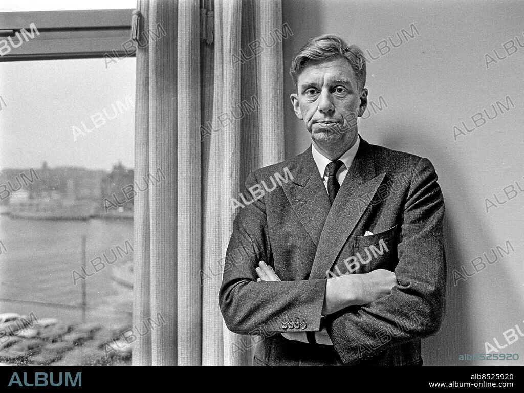 STOCKHOLM 1968-10-28.. Curt-Steffan Giesecke, företagsledare, VD i Svenska Arbetsgivareföreningen (SAF) 1966-1978.. Foto: Bo-Aje Mellin / RiR / SVT / Kod: 5600. Reportage publ. i RiR 47/68 sid. 3 inför ett radioprogram.. RiR 19242 sv/v neg  . Armarna i kors.