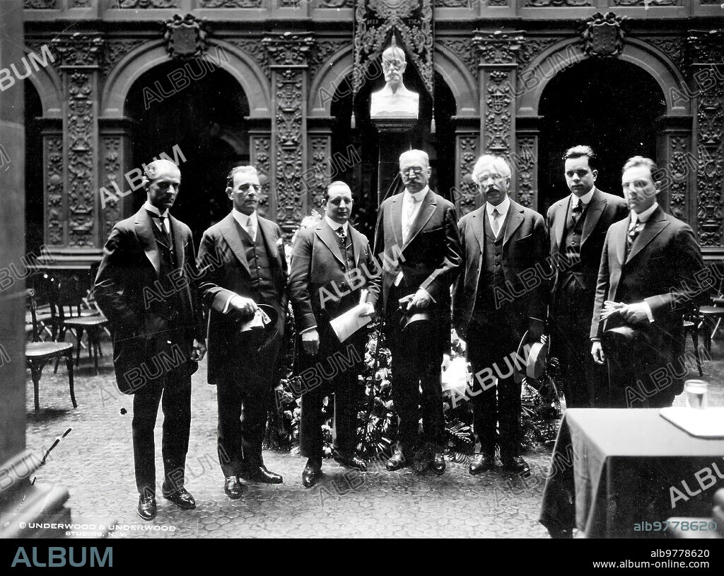 July 1921. NY. In the Hispanic museum, tribute to the first Count of Rivero. From left to right: Don Leoncio Serpa, initiator of the Homage; Don José María Herrero, secretary of the "Diario de la Marina" of Havana; Miguel de Zárraga, correspondent of "Abc", who gave the speech to deliver the bust of Rivero to the Museum; Don Lucio Solís, deputy director of the "Diario de la Marina"; Mr. William Shepherd, professor at Columbia University; Dr. Felipe Rivero, son of the Count and Dr. Rafael de Zendegui. (Underwood photo).