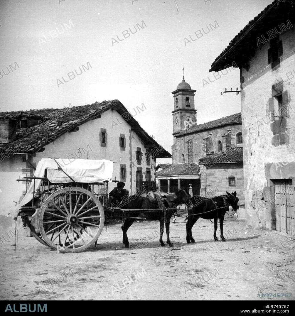 1954. Una de las Calles del pueblo la Barranca, en el valle de Araquil (Navarra).