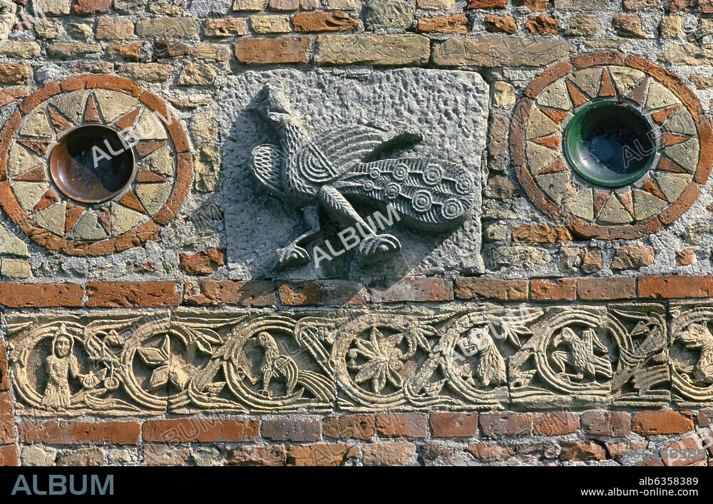 Pomposa, ehemalige Beneditkinerabtei (gegründet im 6.Jh.), Detail der Fassade der Vorhalle der Kirche (11.Jh.) mit der Reliefdarstellung eines Pfaus und einem Ornamentband mit Menschen-, Tier-und Pflanzendarstellungen. an der Küste (Italien, Emilia-Romagna). Pomposa, benedictine abbey (founded in the 6th century), Relief at the facade of the Pomposa, Emilia-Roma.