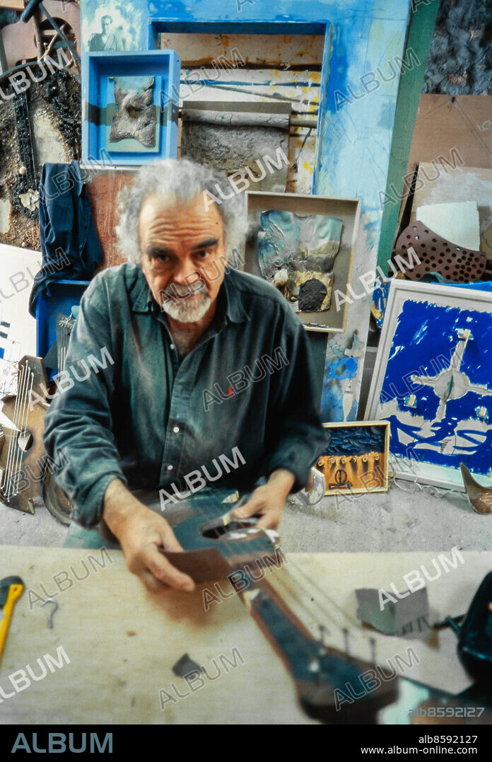 El pintor Josep Guinovart en su estudio de Castelldefels. Fotografía del año 2002.