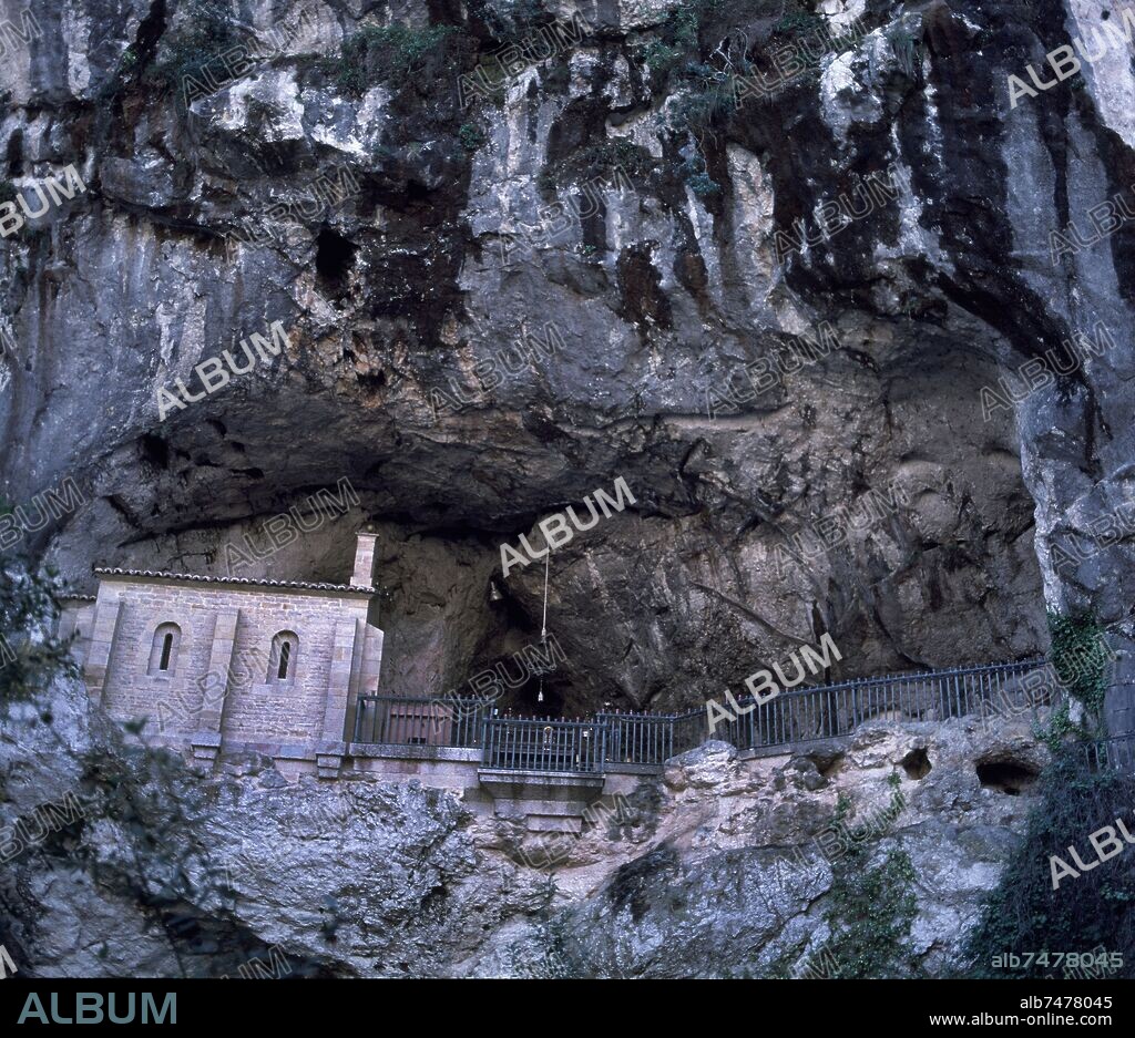 ERMITA DE COVADONGA - (GRUTA-SANTUARIO).